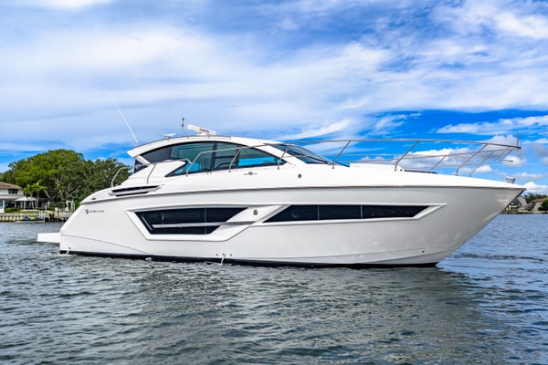 2019 Cruisers Yachts Cantius 46